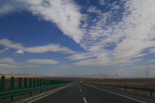 宽阔公路与蓝天白云美景