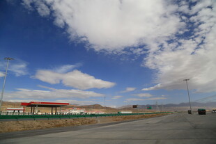 空旷公路与蓝天白云景象