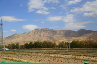 田野远山蓝天电力景观
