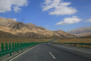 公路穿行于壮美山川之间