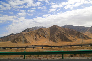 公路旁壮丽的沙漠山脉景观