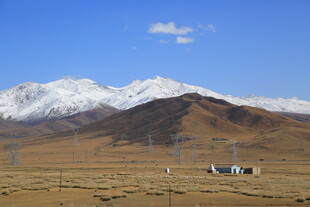 雪山下的旷野风光