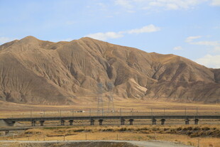 公路旁的壮丽山峦