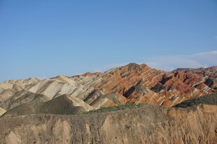 多彩山峦景观