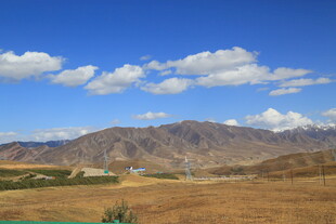 广阔原野与远处山峦风景