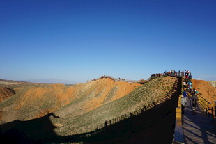 七彩山峦美景