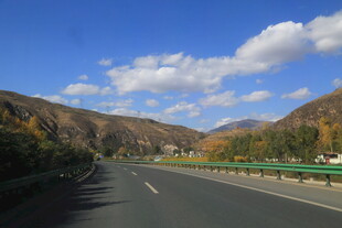 秋日山间公路美景