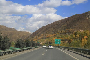 秋日山间公路行车美景