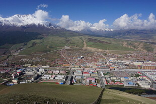 俯瞰山间城镇美景