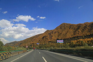 秋日山间公路美景