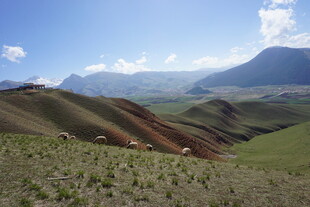 山间多彩地貌风景