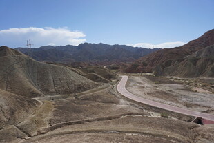 荒漠蜿蜒公路景观