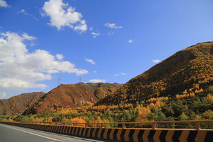 秋日公路旁的多彩山峦
