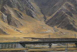 山间铁路桥 壮丽风景