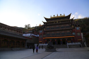 古寺庭院中的行人与建筑