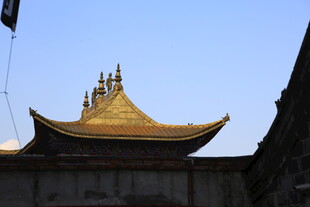 金色飞檐古建筑屋顶
