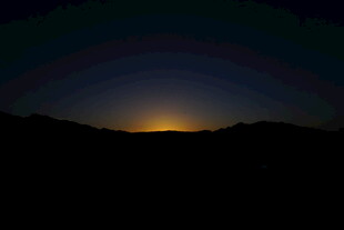 夜幕下的山峦与天际微光