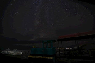 夜空下的火车场景