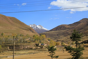 山间美景 远处雪山初现