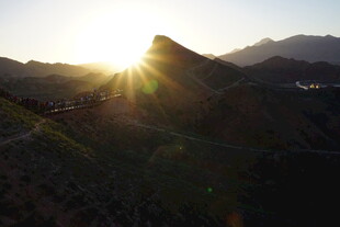 日出照耀连绵山峦