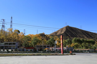 秋日城市中的独特建筑景观