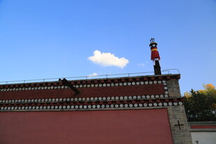 红墙之上的传统建筑景观