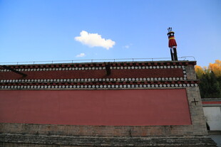 藏式红墙建筑一角