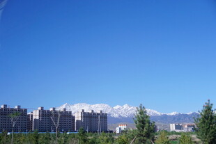 城市与雪山相映的美景