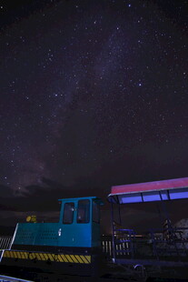 夜空下的蓝色建筑与星河