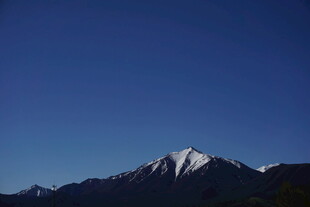 雪山蓝天美景