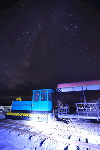 雪夜中的多彩小屋