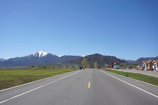 公路通向远方的雪山美景
