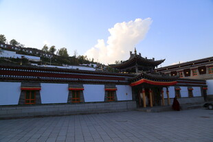 古雅建筑前的开阔广场