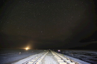雪夜公路上的璀璨星空