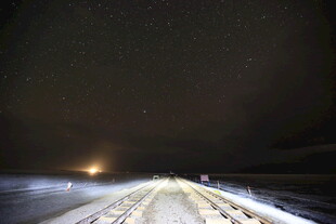 雪夜公路 远方微光闪烁