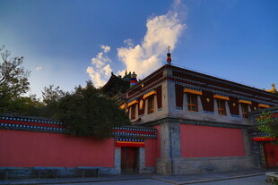 夕阳下的中式古建筑