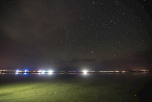 夜晚旷野中的灯光与星空