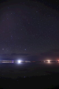 夜空下的神秘光线景象