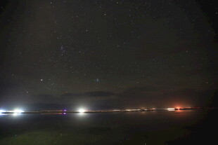 夜晚野外的灯光与星空