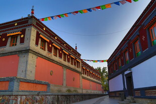 藏式建筑街道 飘扬五彩经幡