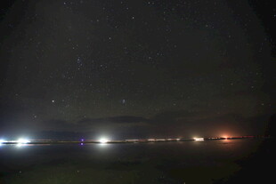 夜晚野外灯光与星空景象