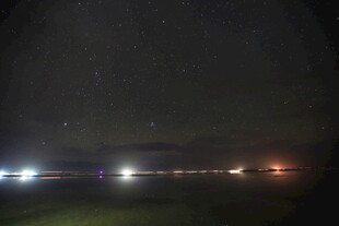 夜晚机场跑道灯光与星空