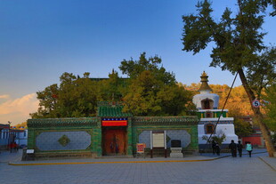 古朴建筑前的悠闲场景