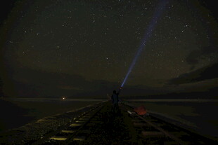 夜海船行 光束划破星空