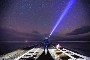 夜海泛舟探星空