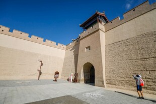 嘉峪关城楼 游客漫步