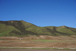 广袤山野间的蓝天绿地