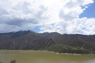青山绿水间的壮阔湖景