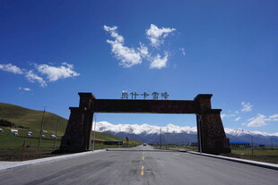 草原公路入口景观