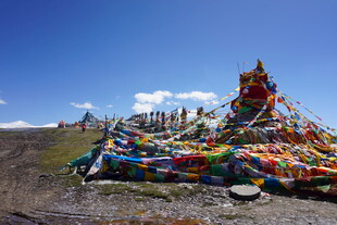 草原上的多彩经幡塔